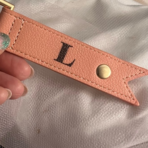 NIP! 💕Thirty-one 💕 Coral Peach Smooth Pebble Cord Wrap Keychain. Initial: L - Picture 3 of 10